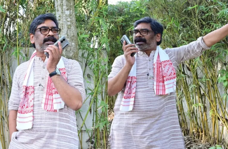 असम में हेमंत सोरेन के हेलीकॉप्टर को नहीं मिली उड़ान की अनुमति, फोन के जरिए जनसभा को किया संबोधित 15 20260406 193019