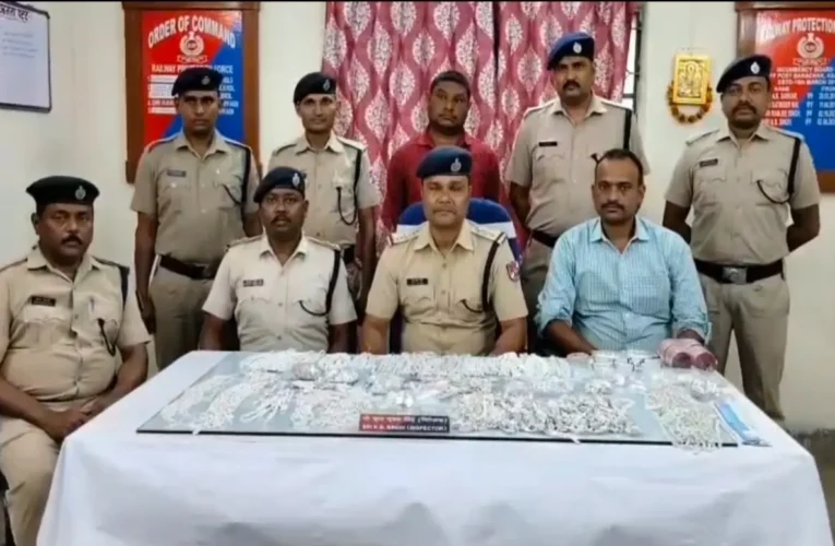 बड़ी खबर: बराचक स्टेशन पर RPF की बड़ी स्ट्राइक, 14 किलो चांदी के साथ तस्कर गिरफ्तार; क्या गोविंदपुर चोरी से जुड़े हैं तार ? 19 20260408 130650