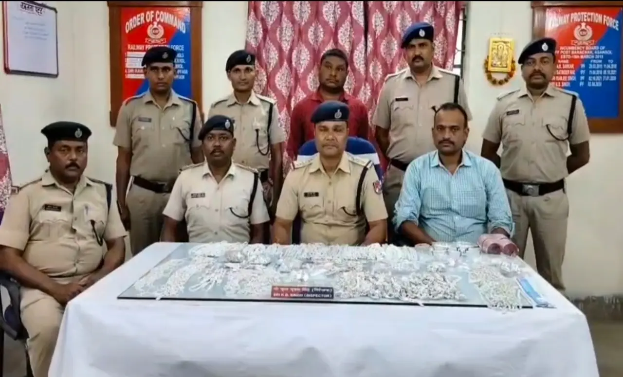 बड़ी खबर: बराचक स्टेशन पर RPF की बड़ी स्ट्राइक, 14 किलो चांदी के साथ तस्कर गिरफ्तार; क्या गोविंदपुर चोरी से जुड़े हैं तार ? 2 20260408 130650
