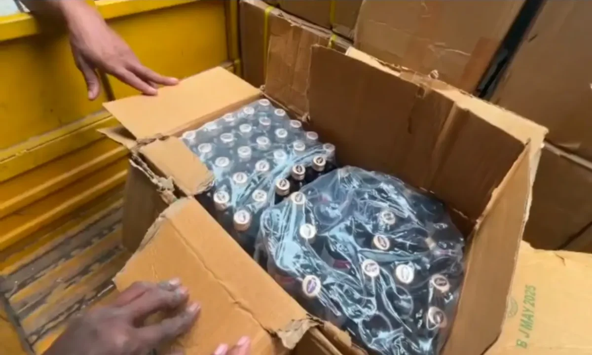 बोलबम ट्रांसपोर्ट से 20 पेटी प्रतिबंधित कफ सिरप बरामद , एक हिरासत में .... 39 20260408 132807