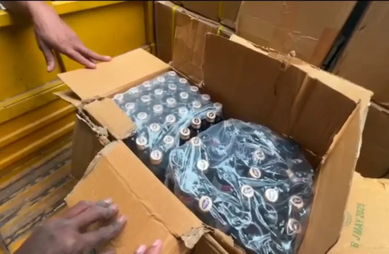 बोलबम ट्रांसपोर्ट से 20 पेटी प्रतिबंधित कफ सिरप बरामद , एक हिरासत में .... 18 20260408 132807