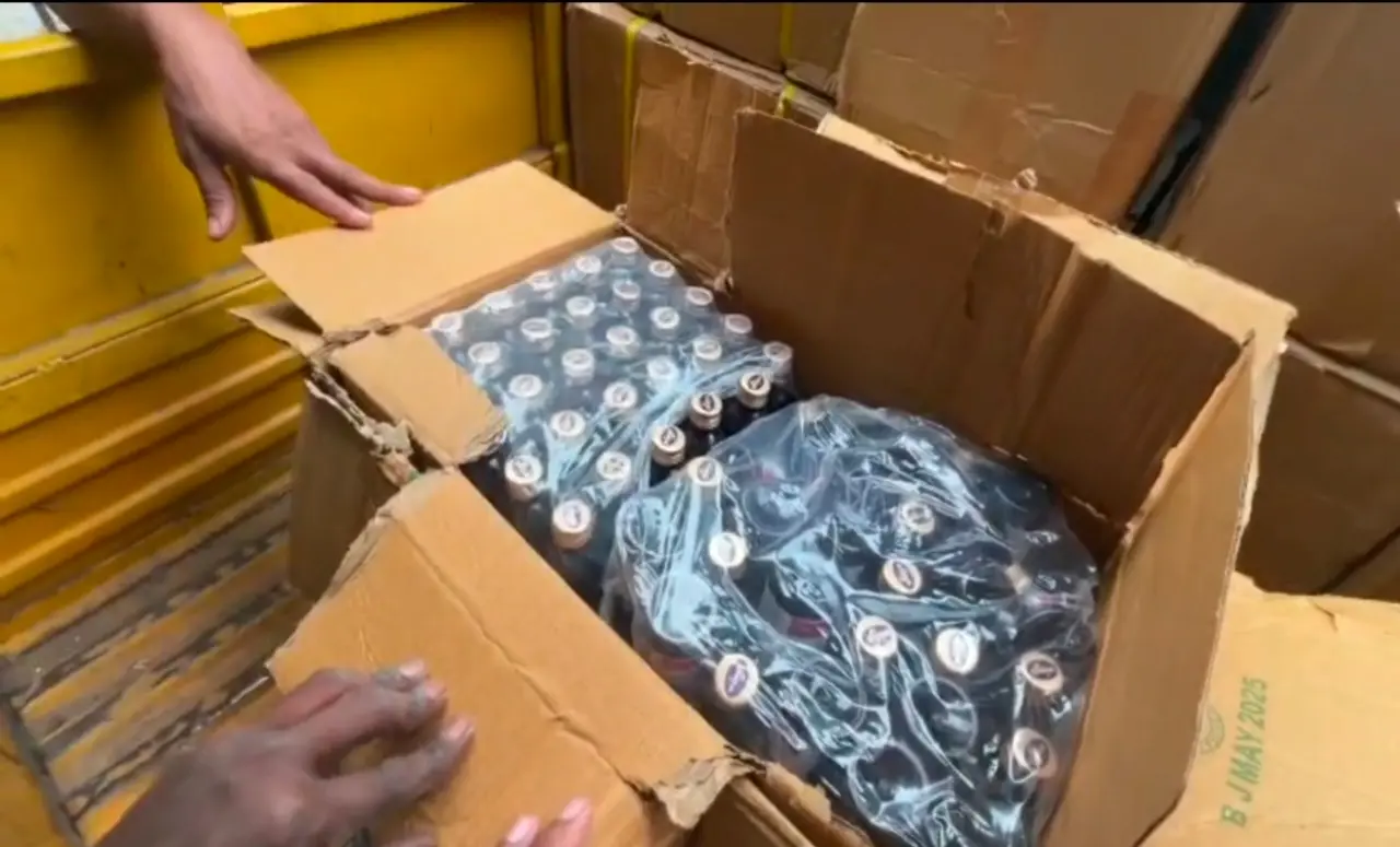 बोलबम ट्रांसपोर्ट से 20 पेटी प्रतिबंधित कफ सिरप बरामद , एक हिरासत में .... 1 20260408 132807