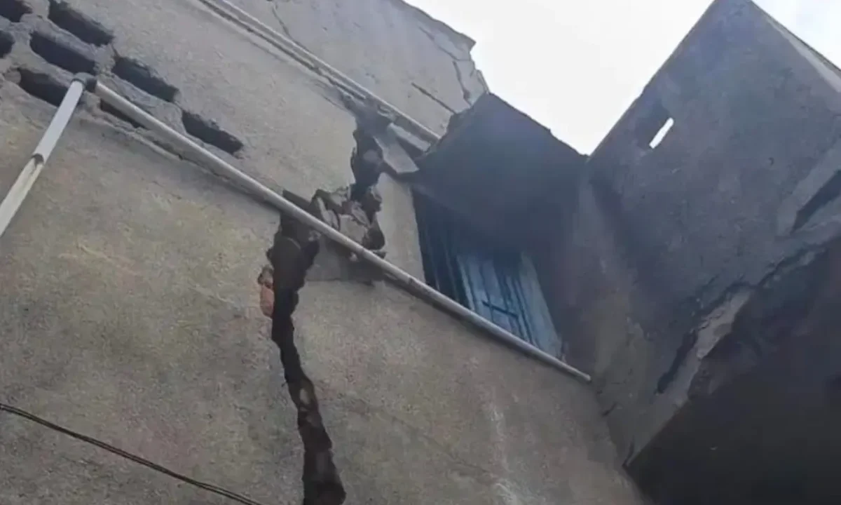 धनबाद (bccl) : झरिया में फिर दहशत ,धर्मनगर में जमीन फटी, दर्जनों घरों में लंबी दरारें, लोग घर छोड़ने को मजबूर 14 20260408 153550