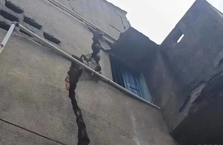 धनबाद (bccl) : झरिया में फिर दहशत ,धर्मनगर में जमीन फटी, दर्जनों घरों में लंबी दरारें, लोग घर छोड़ने को मजबूर 17 20260408 153550