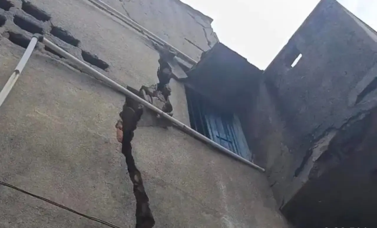 धनबाद (bccl) : झरिया में फिर दहशत ,धर्मनगर में जमीन फटी, दर्जनों घरों में लंबी दरारें, लोग घर छोड़ने को मजबूर 1 20260408 153550