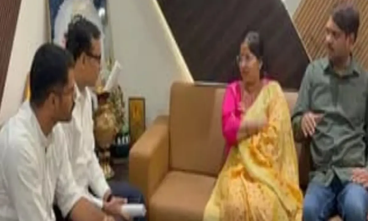 धनबाद रेल मंडल में सियासी घमासान: MP ढुल्लू महतो बनाम मेयर संजीव सिंह की जंग में फंसे अधिकारी, रेल मंत्री तक पहुँचा मामला 12 20260408 173658