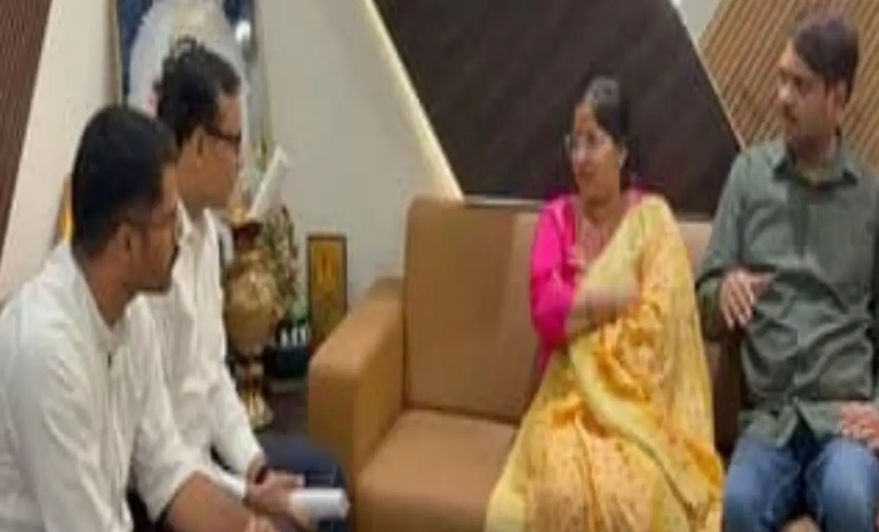 धनबाद रेल मंडल में सियासी घमासान: MP ढुल्लू महतो बनाम मेयर संजीव सिंह की जंग में फंसे अधिकारी, रेल मंत्री तक पहुँचा मामला 1 20260408 173658