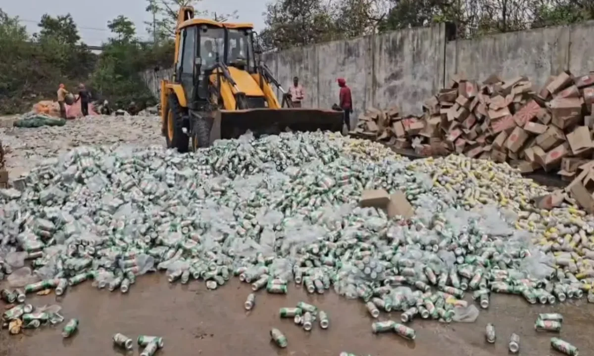 हजारीबाग की सड़कों पर बहा बीयर (beer)का 'समंदर', बुलडोजर चलाकर नष्ट की गईं 3600 पेटियां; जानें क्या है पूरा मामला 42 20260409 120705