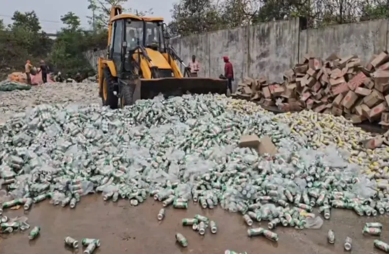 हजारीबाग की सड़कों पर बहा बीयर (beer)का 'समंदर', बुलडोजर चलाकर नष्ट की गईं 3600 पेटियां; जानें क्या है पूरा मामला 49 20260409 120705