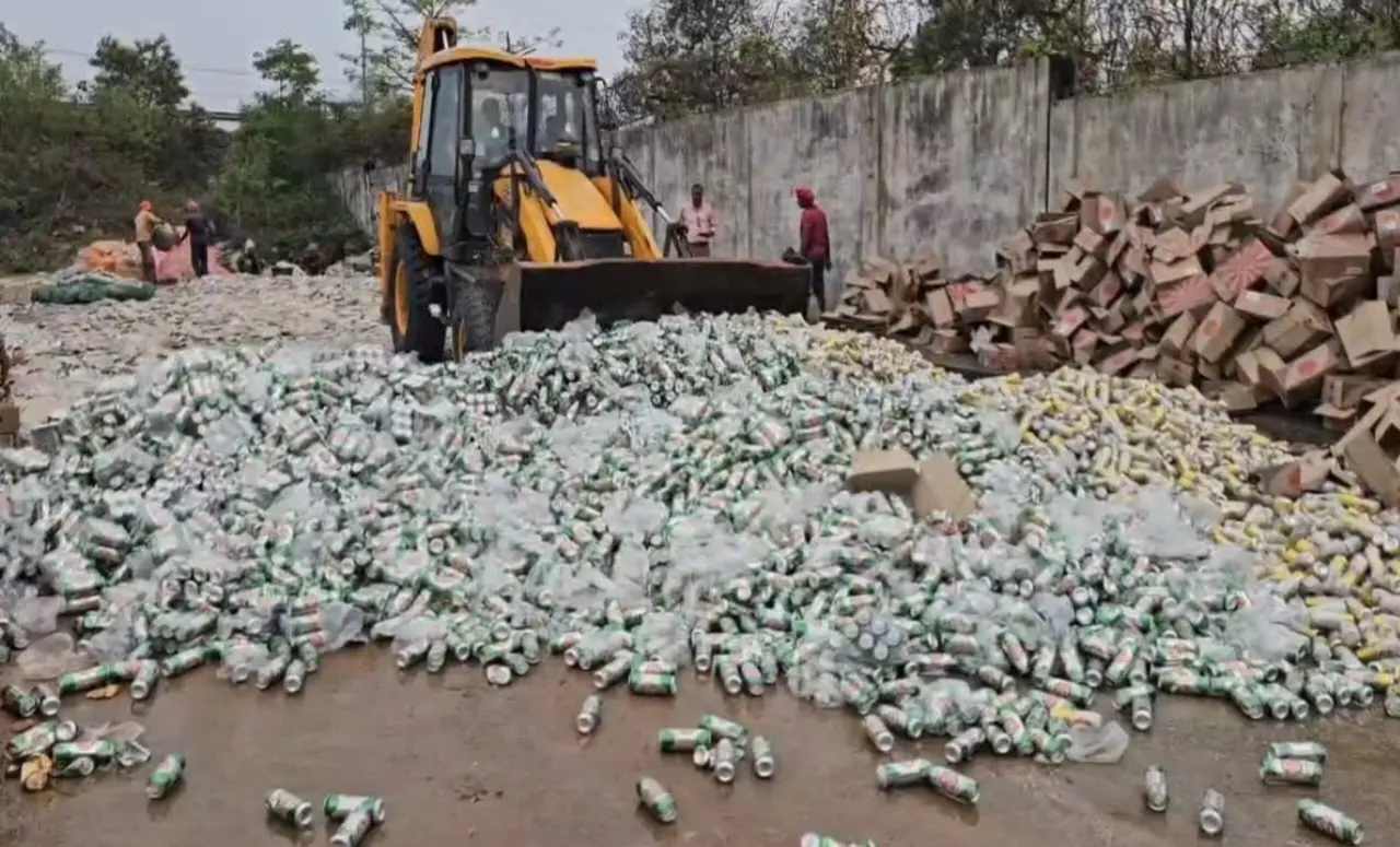 हजारीबाग की सड़कों पर बहा बीयर (beer)का 'समंदर', बुलडोजर चलाकर नष्ट की गईं 3600 पेटियां; जानें क्या है पूरा मामला 2 20260409 120705