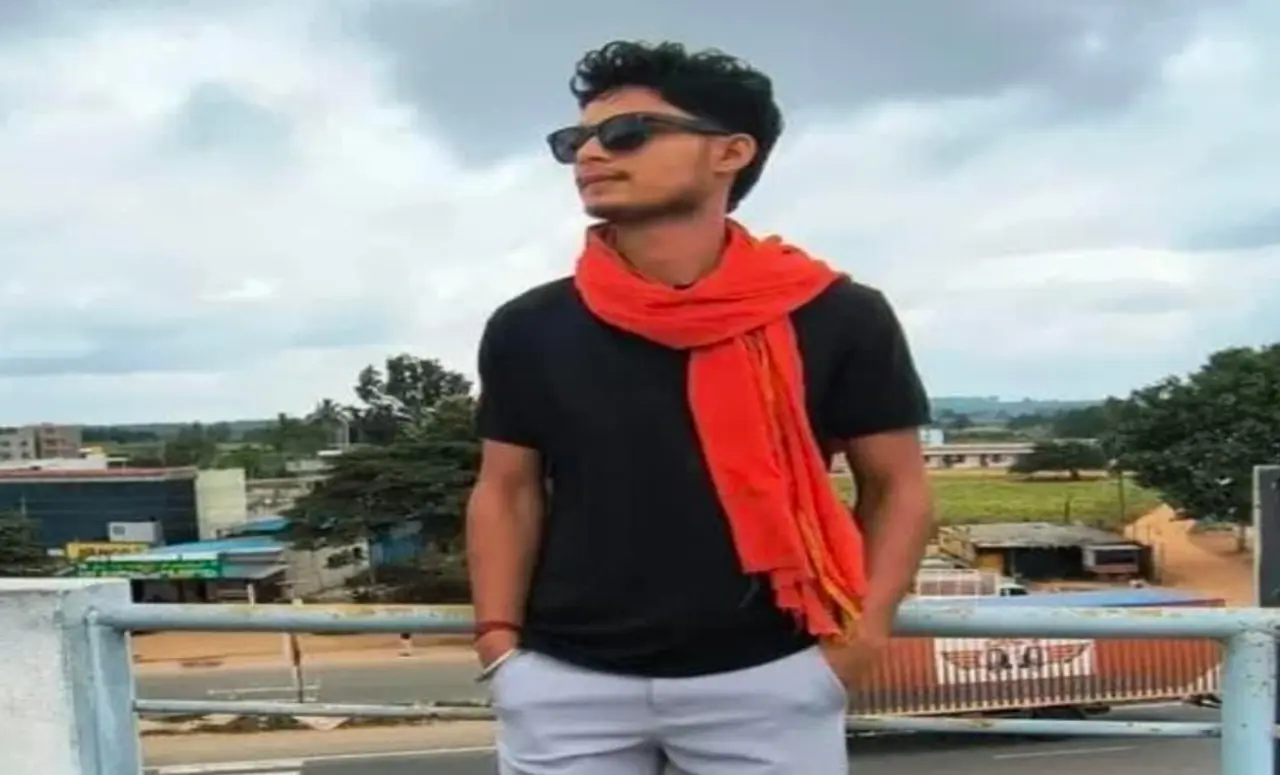 झारखंड के गोड्डा में पुरानी रंजिश में बीएड छात्र नीरज कुमार की हथौड़े से पीट-पीटकर हत्या। 9 गोड्डा में छात्र की हत्या के बाद जुटी पुलिस की भीड़ या मृतक की फाइल फोटो।