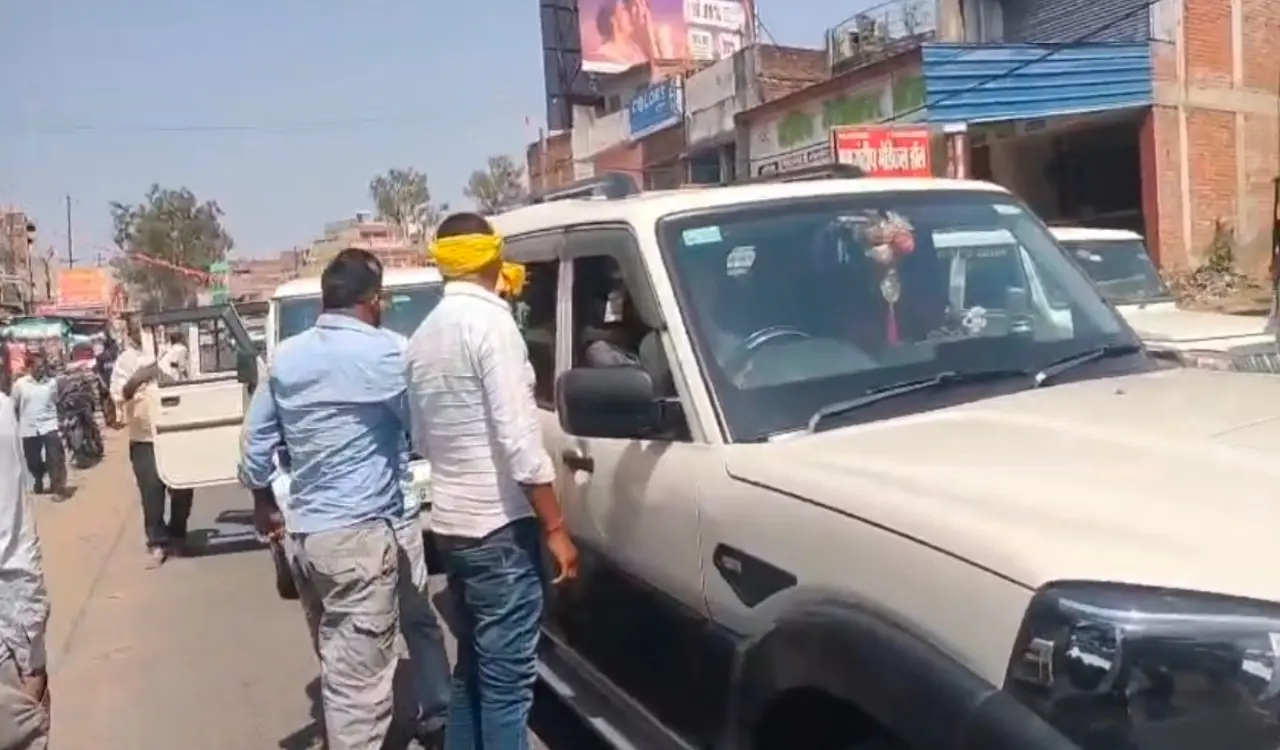 मनरेगा JE अंकुश कुमार 5 हजार रुपये रिश्वत लेते रंगे हाथ गिरफ्तार , राजधनवार प्रखंड में हड़कंप, ACB टीम को रोकने का प्रयास भी किया गया 1 manrega-je-arrest-by-acb