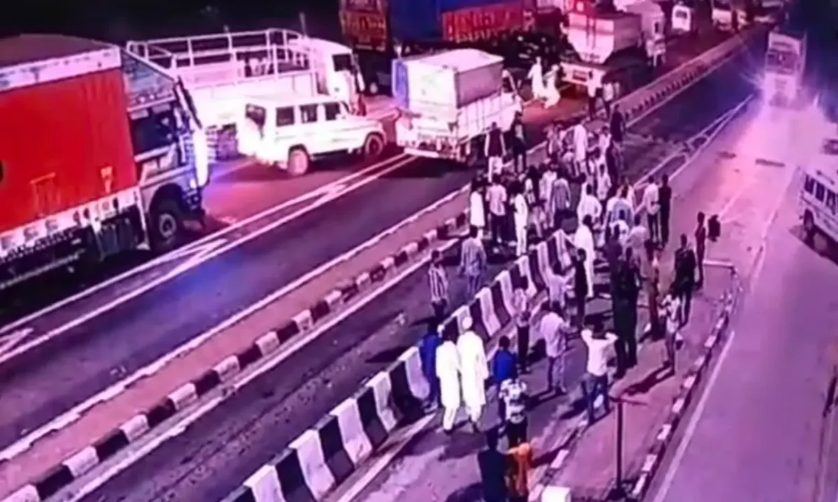 मांडर टोल प्लाजा पर हमला: शादी पार्टी ने की लूट, 2 कर्मचारी घायल | 40 Mandar toll plaza