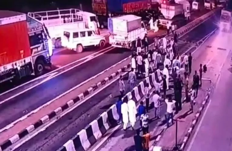 मांडर टोल प्लाजा पर हमला: शादी पार्टी ने की लूट, 2 कर्मचारी घायल | 34 Mandar toll plaza