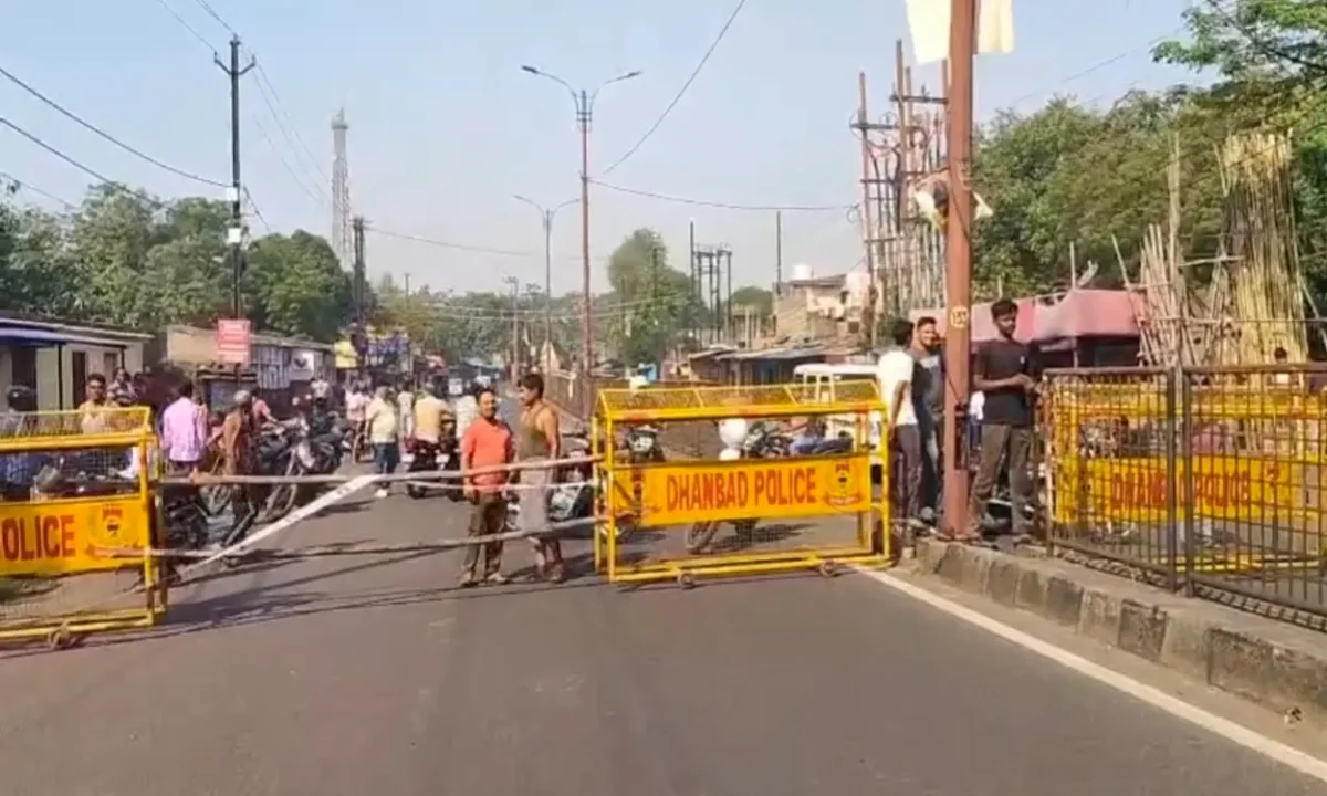 धनबाद-बोकारो मुख्य मार्ग पर बड़ा हादसा टला: बीच सड़क पर हुआ जोरदार धंसाव, यातायात ठप 45 Major Disaster Averted on Dhanbad-Bokaro Main Road: Massive Sinkhole Opens Up Mid-Road; Traffic Halted