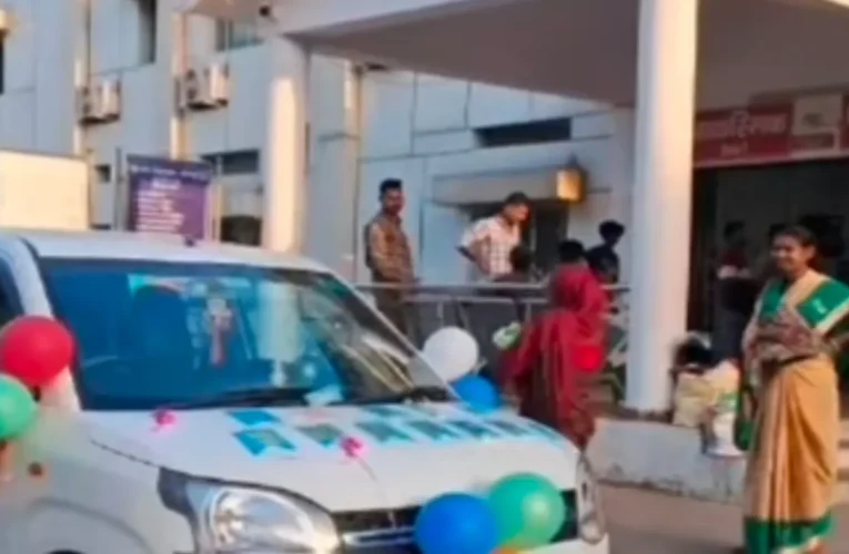 रामगढ़ में बेटी के जन्म पर अनोखा जश्न: सजी-धजी वैगनआर से घर पहुंची नवजात, सोशल मीडिया पर छाया ... 25 Unique Celebration in Ramgarh on the Birth of a Daughter: