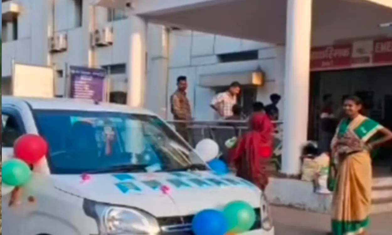 रामगढ़ में बेटी के जन्म पर अनोखा जश्न: सजी-धजी वैगनआर से घर पहुंची नवजात, सोशल मीडिया पर छाया ... 2 Unique Celebration in Ramgarh on the Birth of a Daughter: