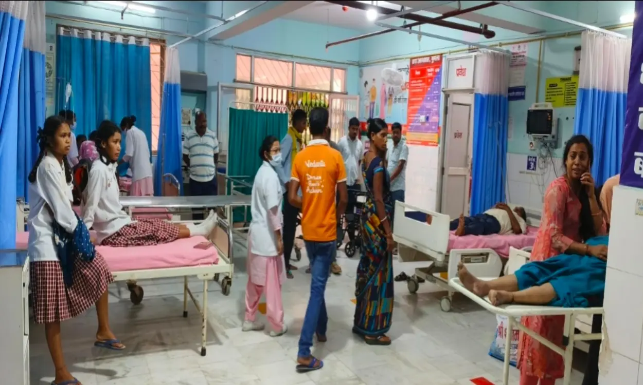 Gumla: Auto-rickshaw carrying schoolchildren overturns amidst severe storm; 5 injured.