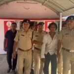 चलती ट्रेन में पिस्तौल लहराकर यात्रियों को धमकाने वाले दो आरोपी गिरफ्तार, आरपीएफ ने हथियार समेत दबोचा Two accused arrested for threatening passengers by brandishing pistols in a moving train; RPF nabbed them along with the weapon.