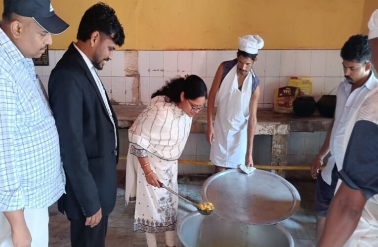 Secretary Mariam Hemrom tasted the food herself after examining the reality of the food arrangements in the Mandal prison.