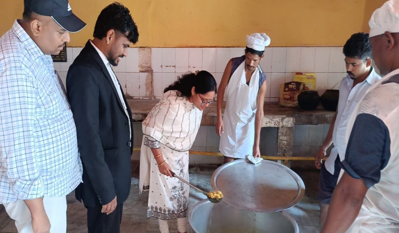 Secretary Mariam Hemrom tasted the food herself after examining the reality of the food arrangements in the Mandal prison.