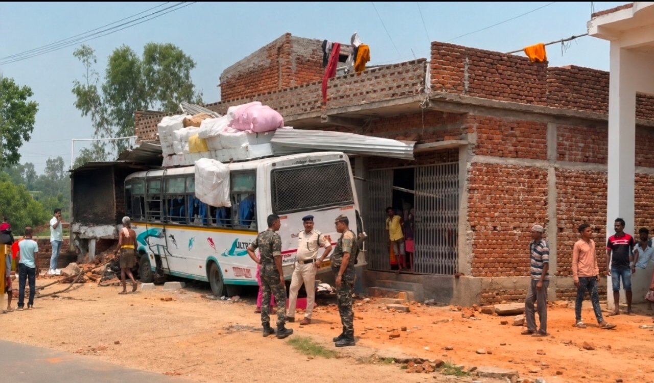 Giridih: Out-of-Control Bus Crashes into Hotel