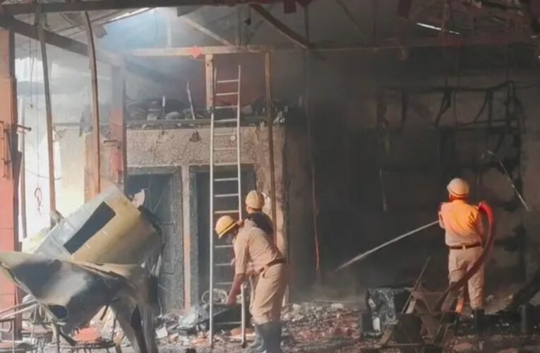 रांची के लीवी बार एंड रेस्टोरेंट में भीषण आग, शॉर्ट सर्किट की आशंका