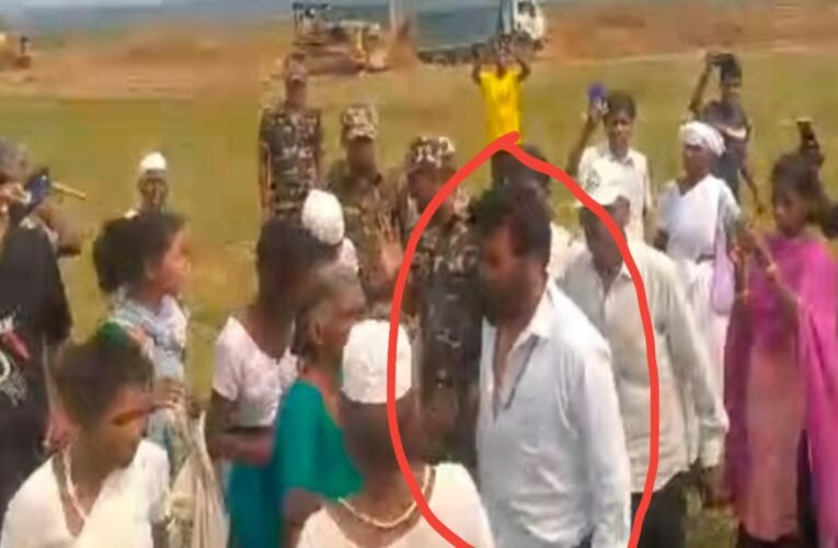 गुमला में भारतमाला प्रोजेक्ट का उग्र विरोध: ग्रामीणों ने मुंशी को दौड़ा-दौड़ाकर पीटा, कपड़े फाड़े