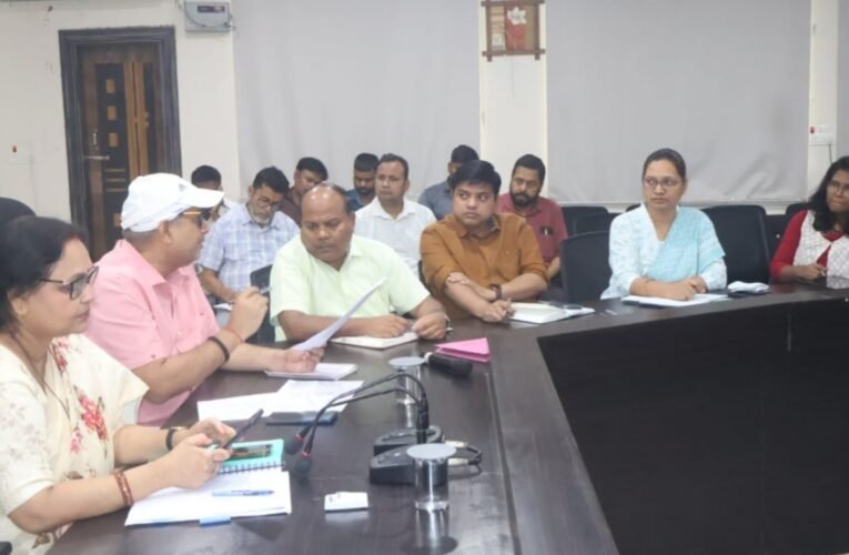 प्रमंडलीय आयुक्त के सिमडेगा दौरे को लेकर तैयारियां तेज, उपायुक्त ने की समीक्षा बैठक