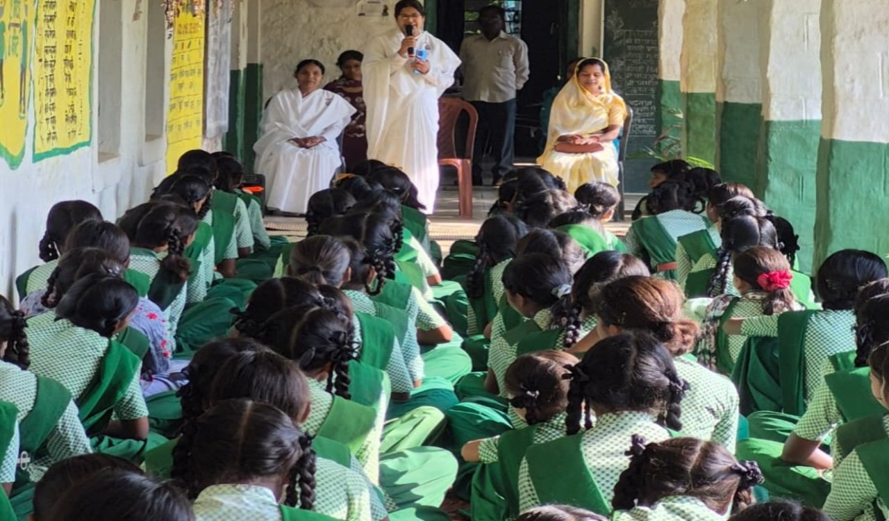 प्रोजेक्ट बालिका उच्च विद्यालय जलडेगा में नैतिक शिक्षा एवं मानवीय मूल्यों पर जागरूकता कार्यक्रम आयोजित