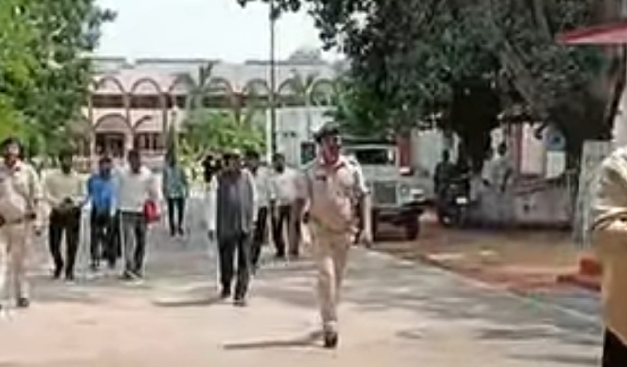 Prime Minister's appeal has an impact: Principal District and Sessions Judge Rajiv Kumar Sinha reached the court on foot