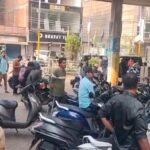 जमशेदपुर में पेट्रोल-डीजल के लिए त्राहि-त्राहि: अफवाह और हकीकत के बीच फंसा शहर, 100 के पार पहुँचा पेट्रोल Trouble securing petrol and diesel in Jamshedpur.