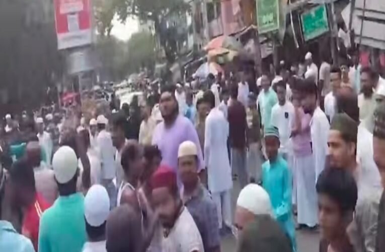 कोलकाता में सड़क पर नमाज पढ़ने को लेकर हंगामा