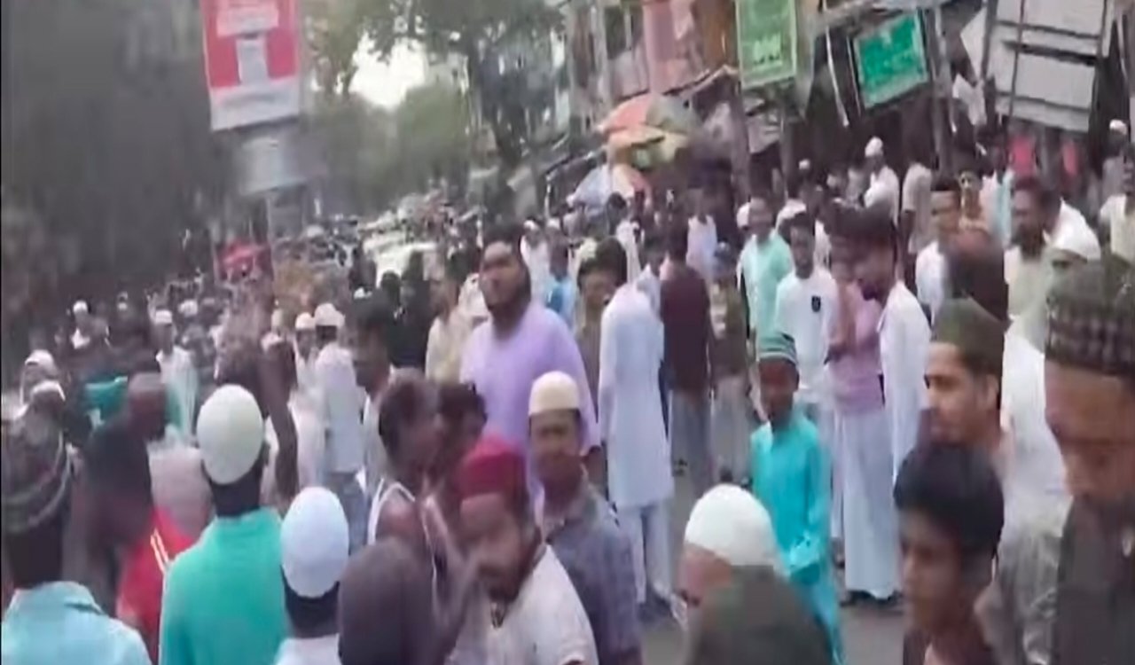 Uproar in Kolkata over offering Namaz on the road.