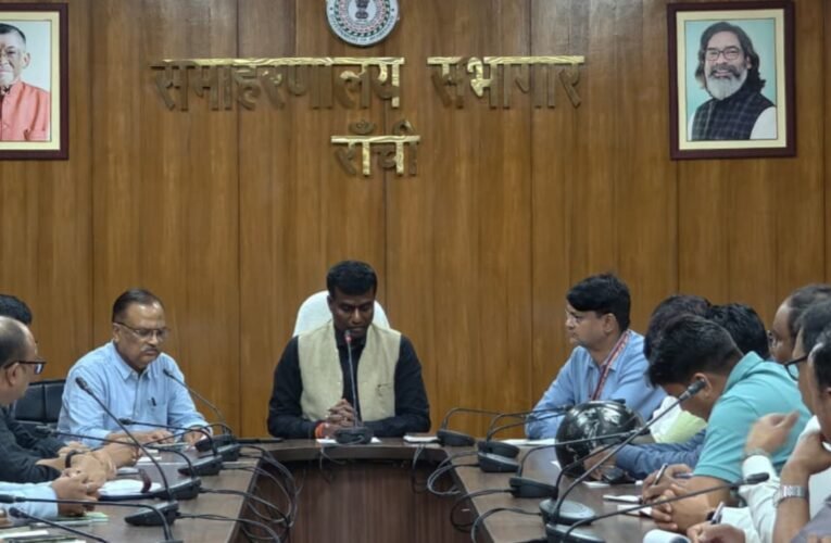 निजी अस्पतालों के साथ उपायुक्त की अहम बैठक, फायर सेफ्टी और मरीजों के अधिकारों पर सख्त निर्देश