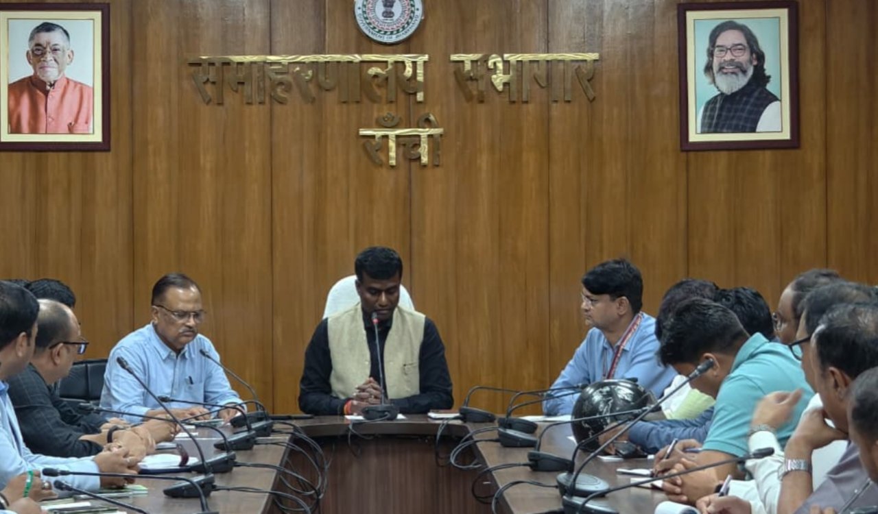 Deputy Commissioner holds crucial meeting with private hospitals, strict instructions on fire safety and patients' rights