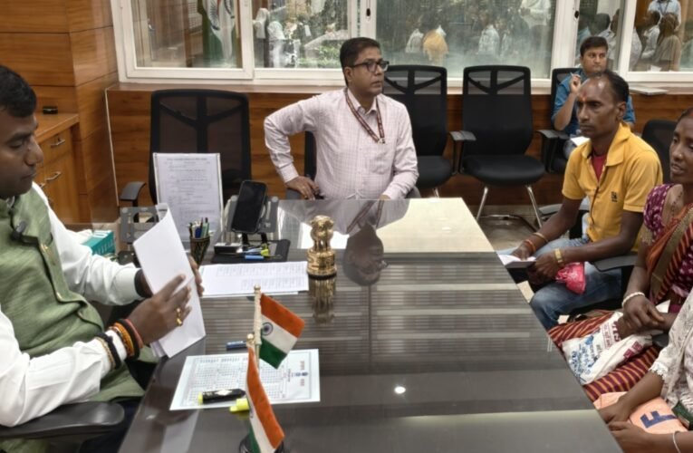 जनता दरबार में दिखी संवेदनशील प्रशासन की तस्वीर, दिव्यांग पंकज को मिली इलेक्ट्रिक ट्राईसाइकिल