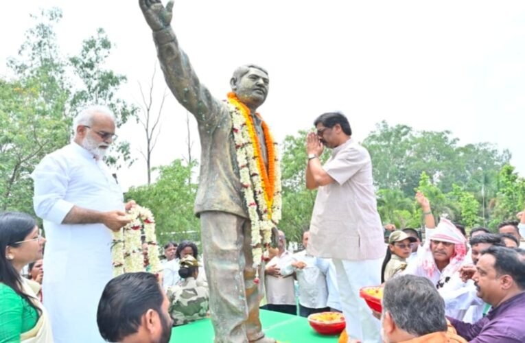 CM Hemant Soren paid a heartfelt tribute to Durga Soren.