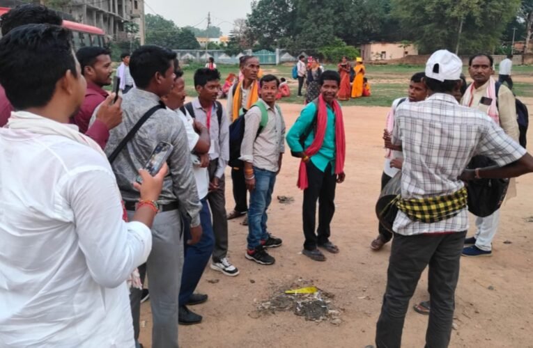 दिल्ली जनजातीय गौरव कार्यक्रम में शामिल होने सिमडेगा से रवाना हुए सैकड़ों लोग