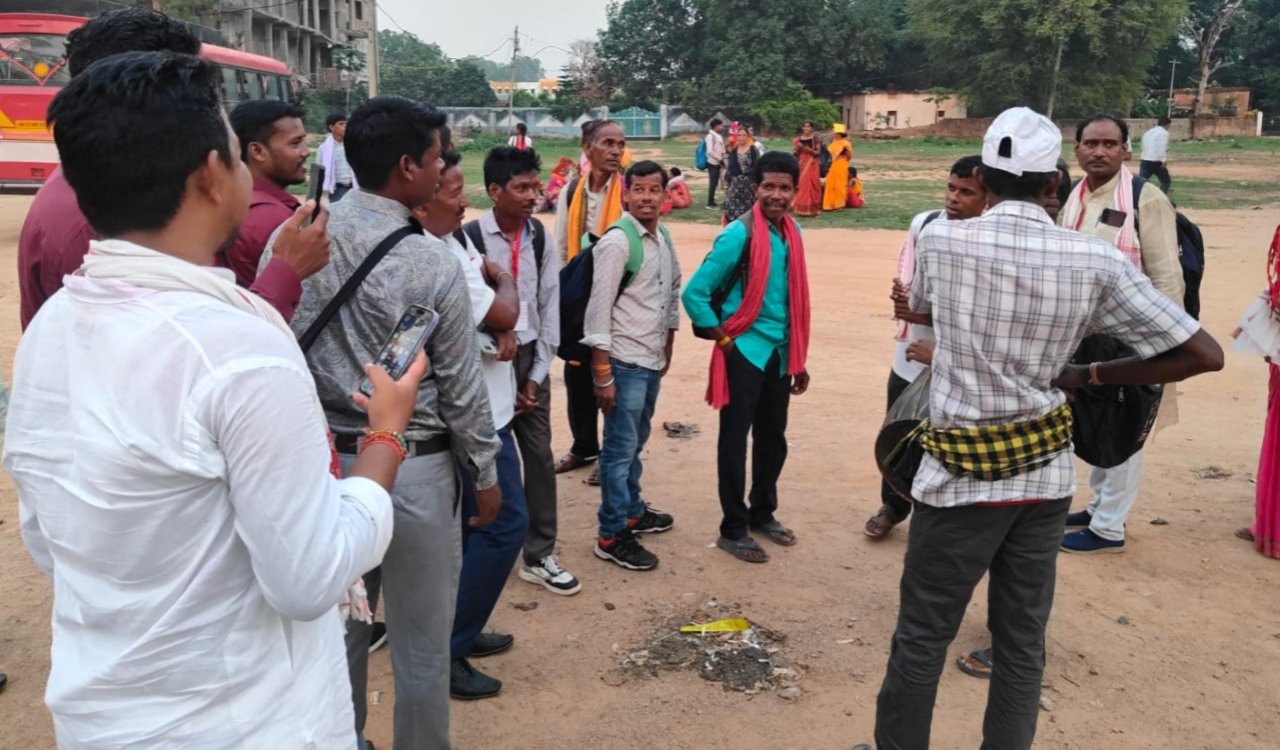 Hundreds of people left Simdega to participate in the Tribal Pride Programme in Delhi.