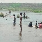 जमशेदपुर: भीषण गर्मी में दो हिस्सों में बंटा बचपन, कहीं 'लग्जरी' तो कहीं 'जानलेवा डुबकी jamshedpur-heat-wave-inequality-swimming-pool-vs-river