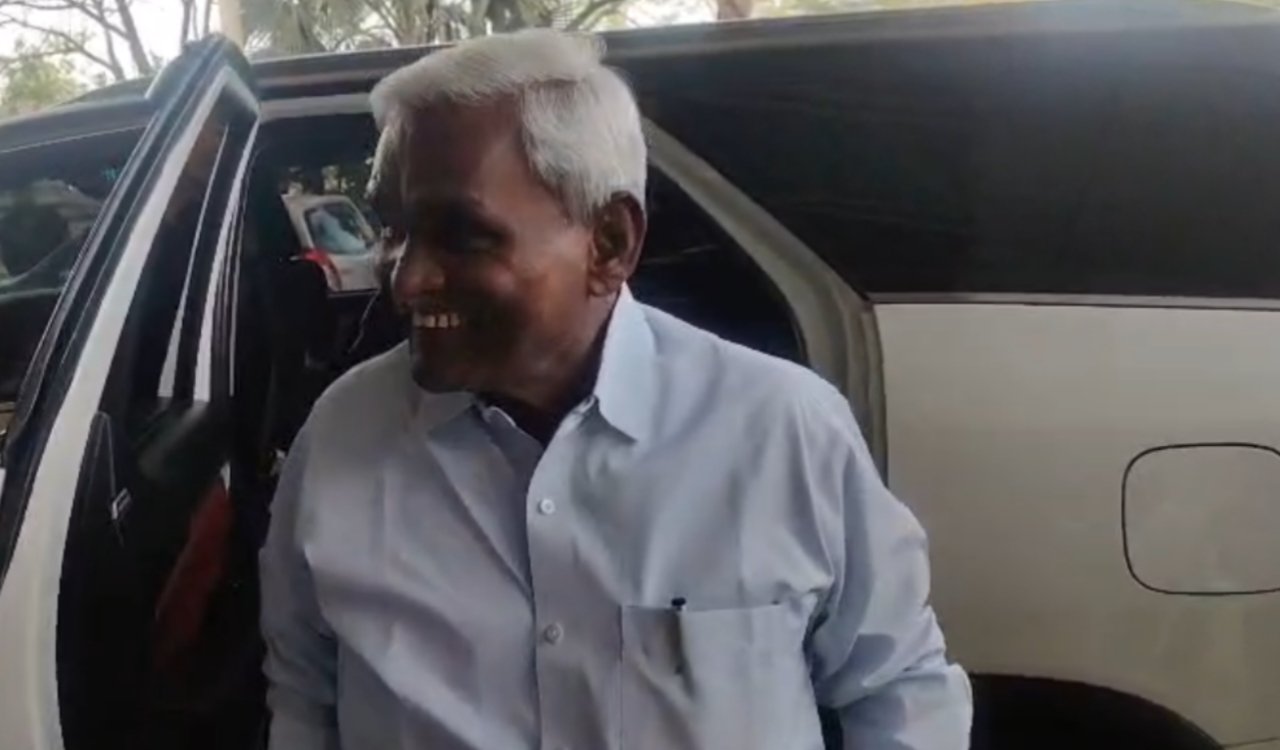 Former Chief Minister Champai Soren leaves for Delhi, targets Congress