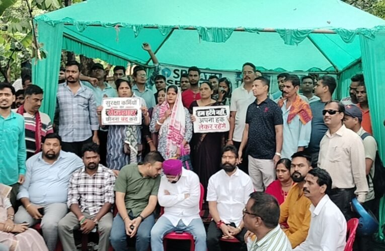 Jamshedpur: SBI ATM Security Personnel Stage Protest