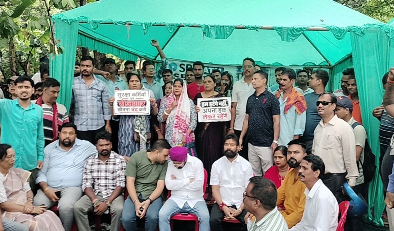 Jamshedpur: SBI ATM Security Personnel Stage Protest