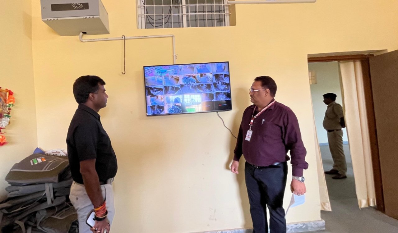 Monthly inspection of EVM warehouse at Nagdi, Deputy Commissioner gave instructions for security and maintenance