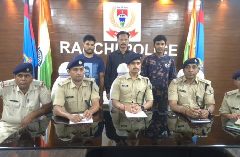 Three criminals, including Jhangur group leader Ramdev Oraon, surrendered at the Ranchi-Gumla border; weapons recovered.