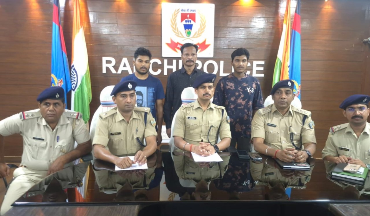 Three criminals, including Jhangur group leader Ramdev Oraon, surrendered at the Ranchi-Gumla border; weapons recovered.
