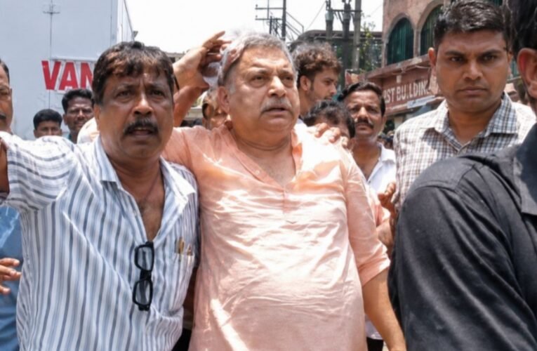 पश्चिम बंगाल: टीएमसी सांसद कल्याण बनर्जी पर कथित हमला, प्रदर्शन के दौरान सिर में लगी चोट