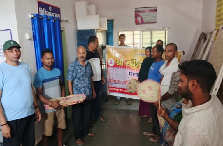 Shri Sarveshwari Group in Ranchi distributed 100 palm leaf hand fans to the needy and is running a free drinking water service.