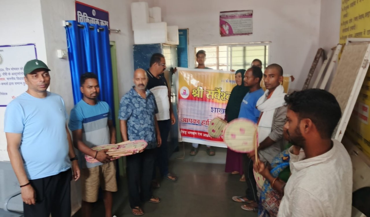 Shri Sarveshwari Group in Ranchi distributed 100 palm leaf hand fans to the needy and is running a free drinking water service.